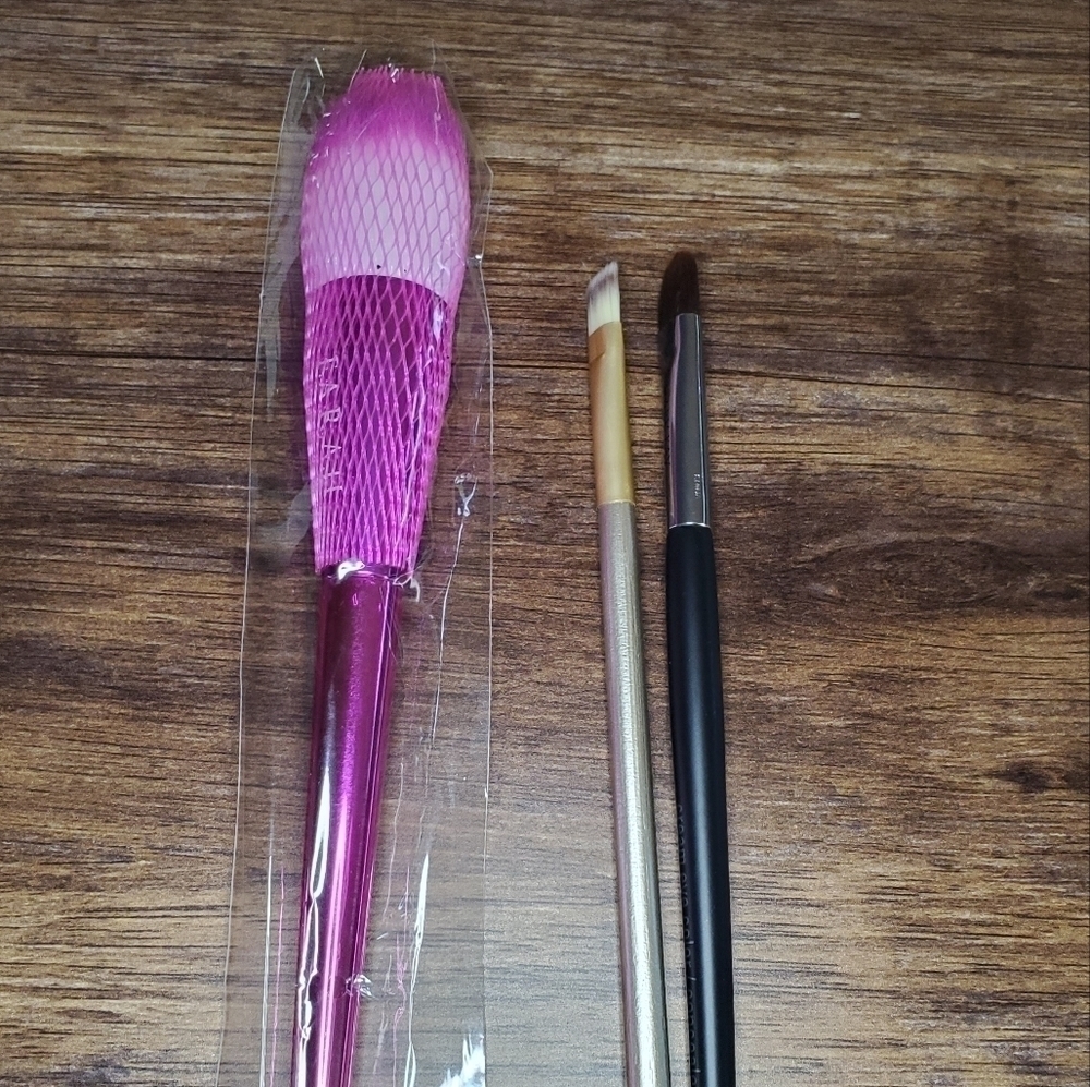 Makeup brush bundle. 50F Ombre powder brush, eye concealer and eyeliner